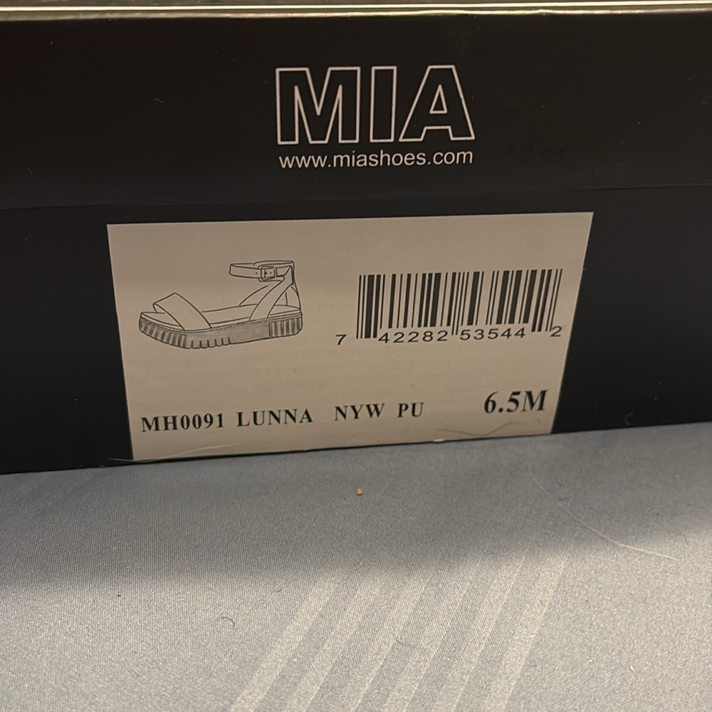 Mia Platform Sandals - Picture 9 of 9